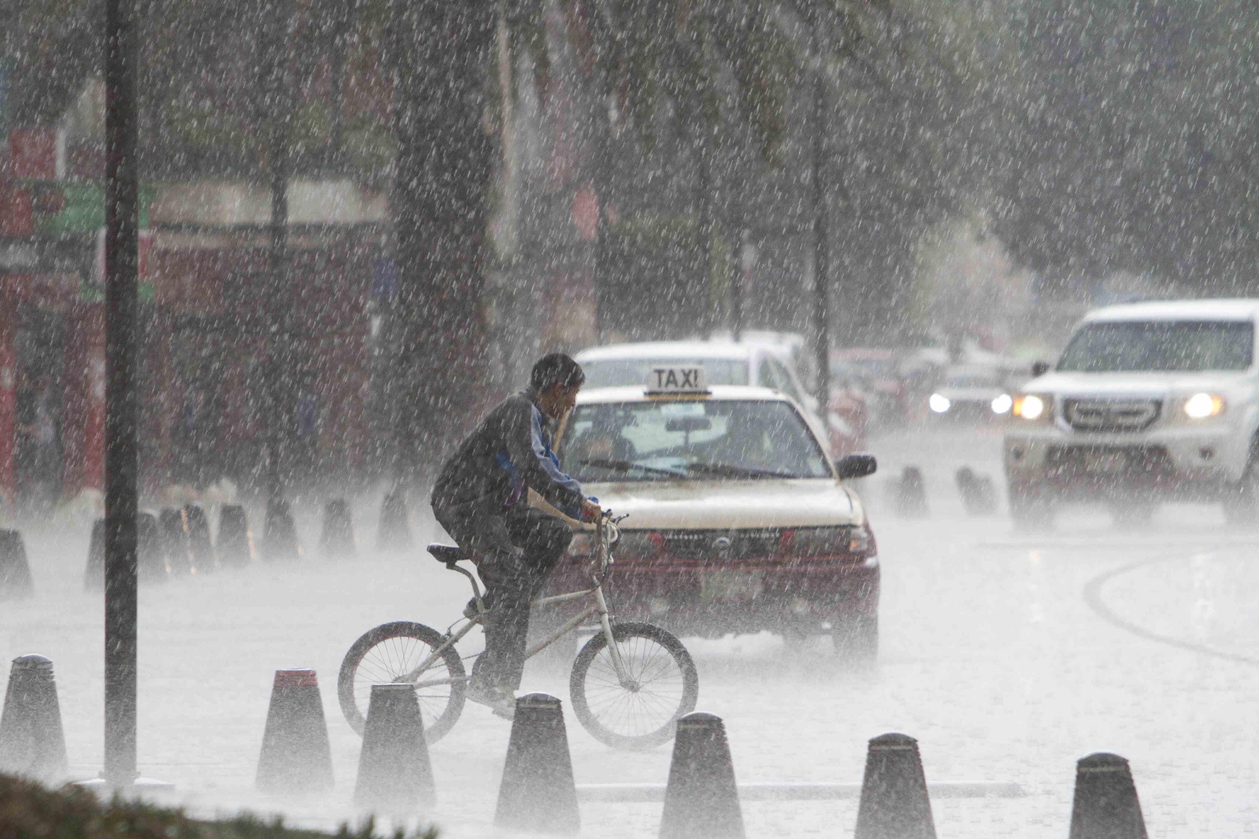 Persona en bicicleta bajo la lluvia